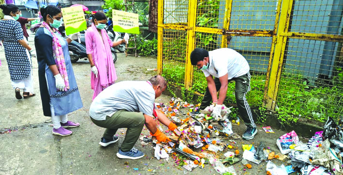 स्वच्छता अभियान चलाते हुए
