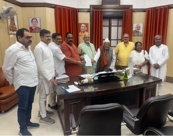 सुरेश खन्ना से मिलता प्रतिनिधिमण्डल