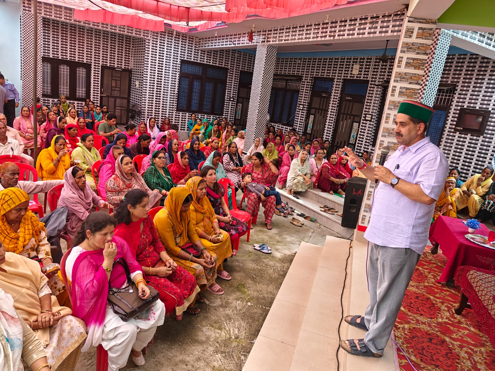 विधायक केवल सिंह पठानिया और अन्य लोग।