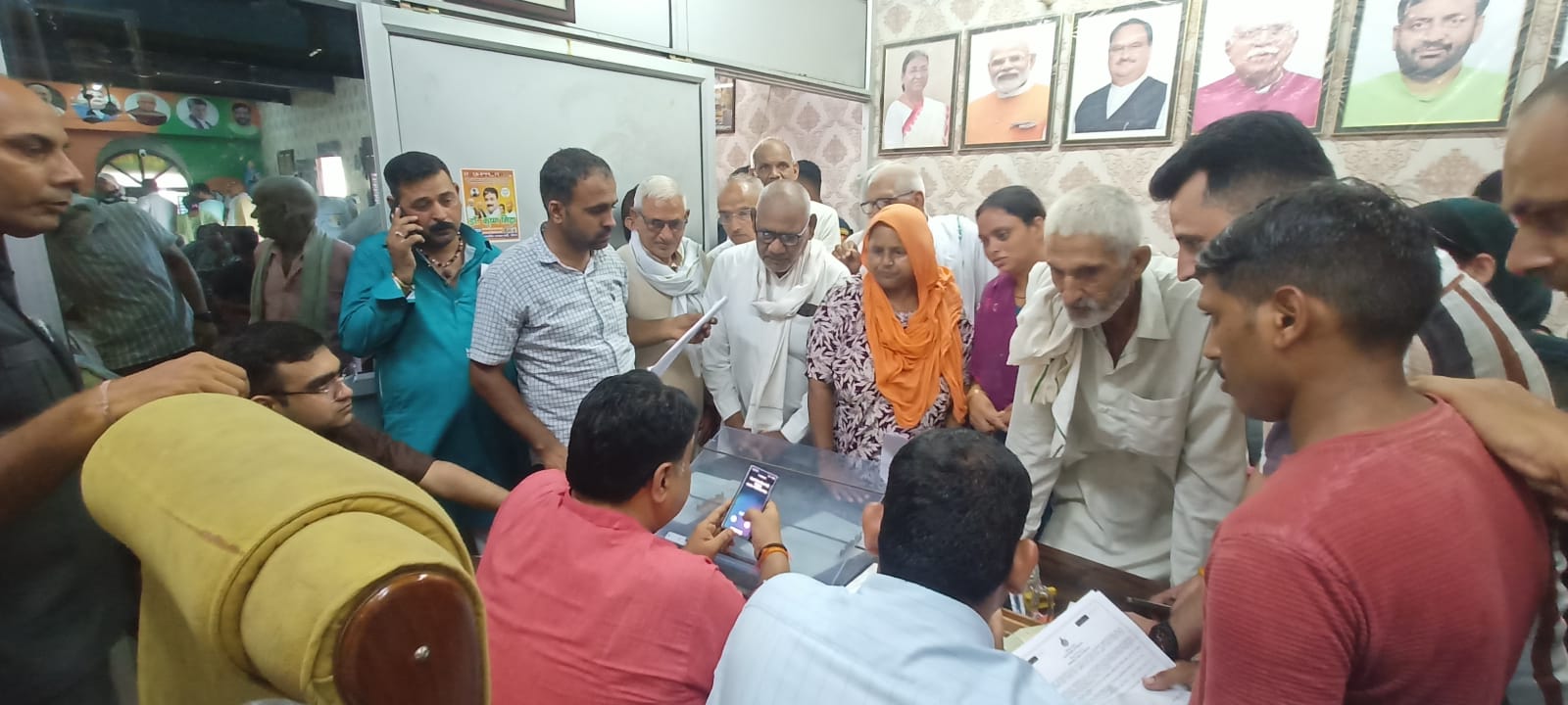 समस्याएं सुनते हुए डिप्टी स्पीकर।