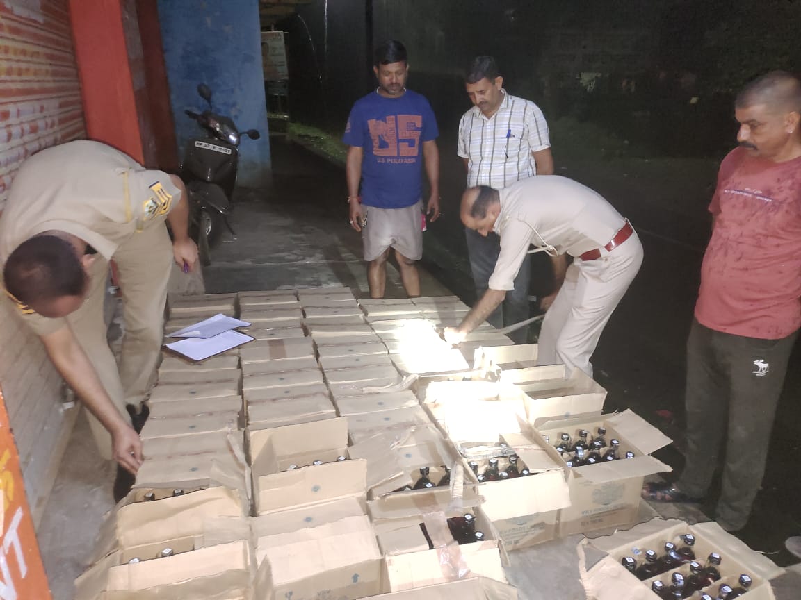 पुलिस द्वारा पकड़ी गई अवैध शराब।