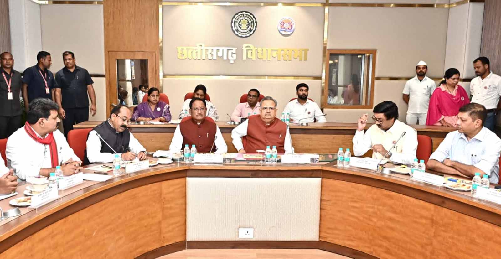 प्रधानमंत्री के छग आगमन काे लेकर विस अध्यक्ष एवं मुख्यमंत्री  उच्चस्तरीय बैठक लेते