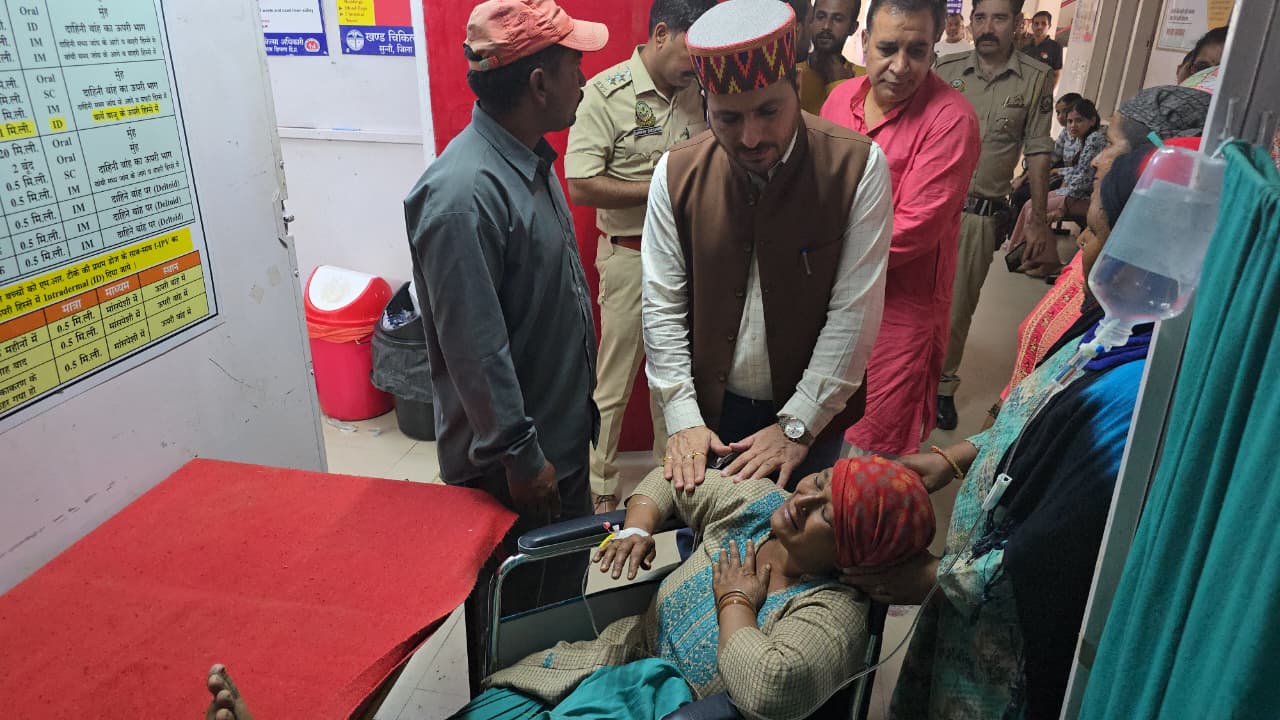 अस्पताल में घायलों से बात करते हुए राकेश जम्वाल।