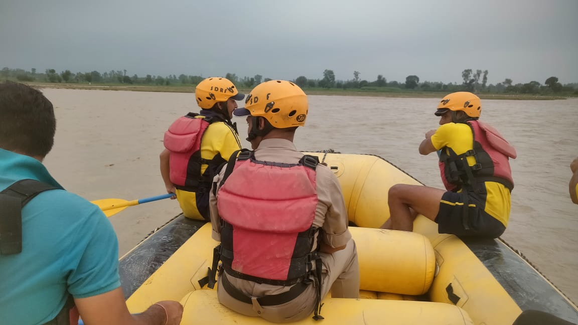 सर्च अभियान चलाती रेस्क्यू टीम। सर्च अभियान चलाती रेस्क्यू टीम।
