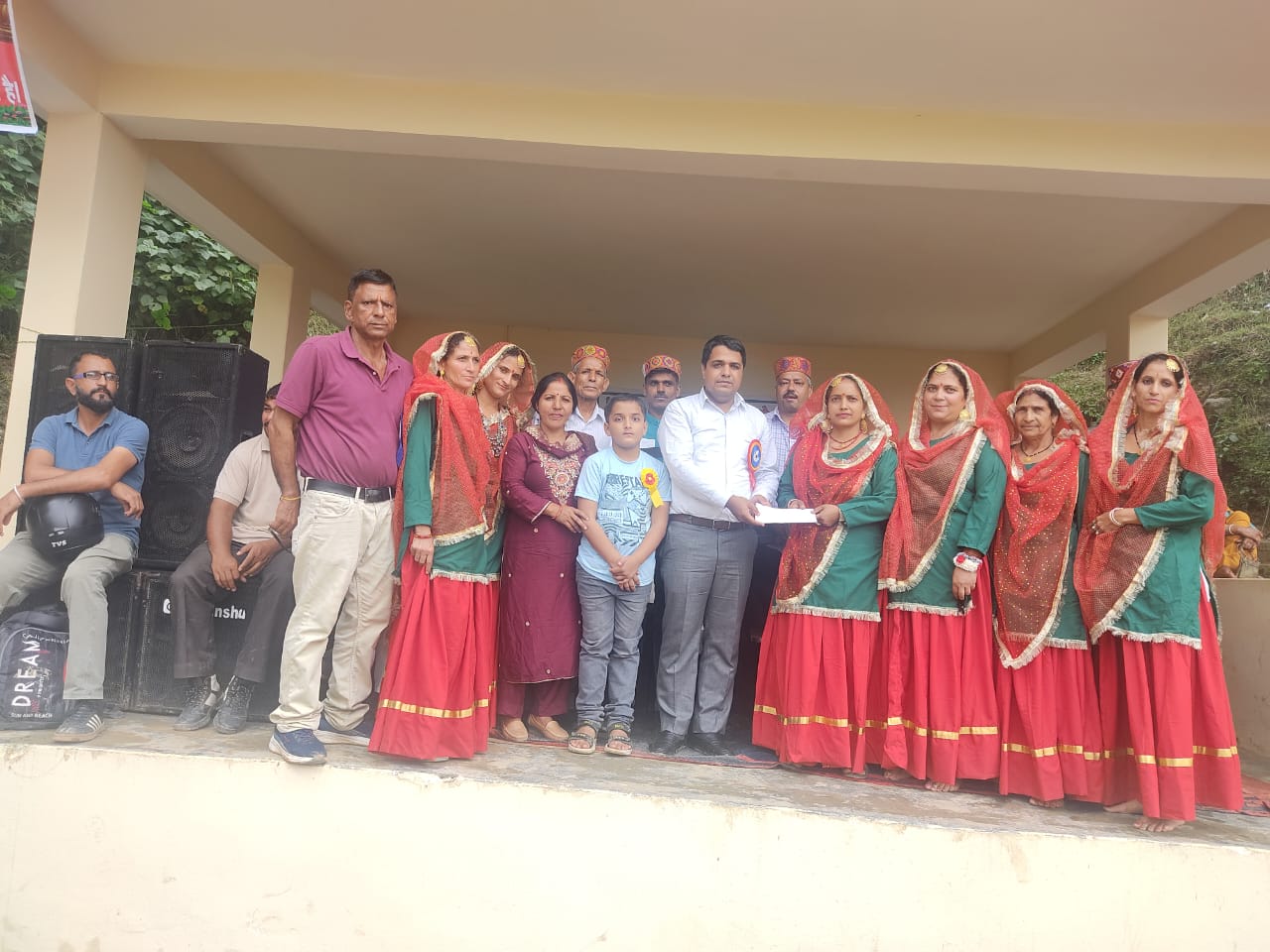 महिला मंडल की सदस्यों को सम्मानित करते हुए।