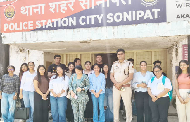 सोनीपत: पुलिस थाना में पहुंचे छात्र व छात्राएं  अधिकारियों के साथ