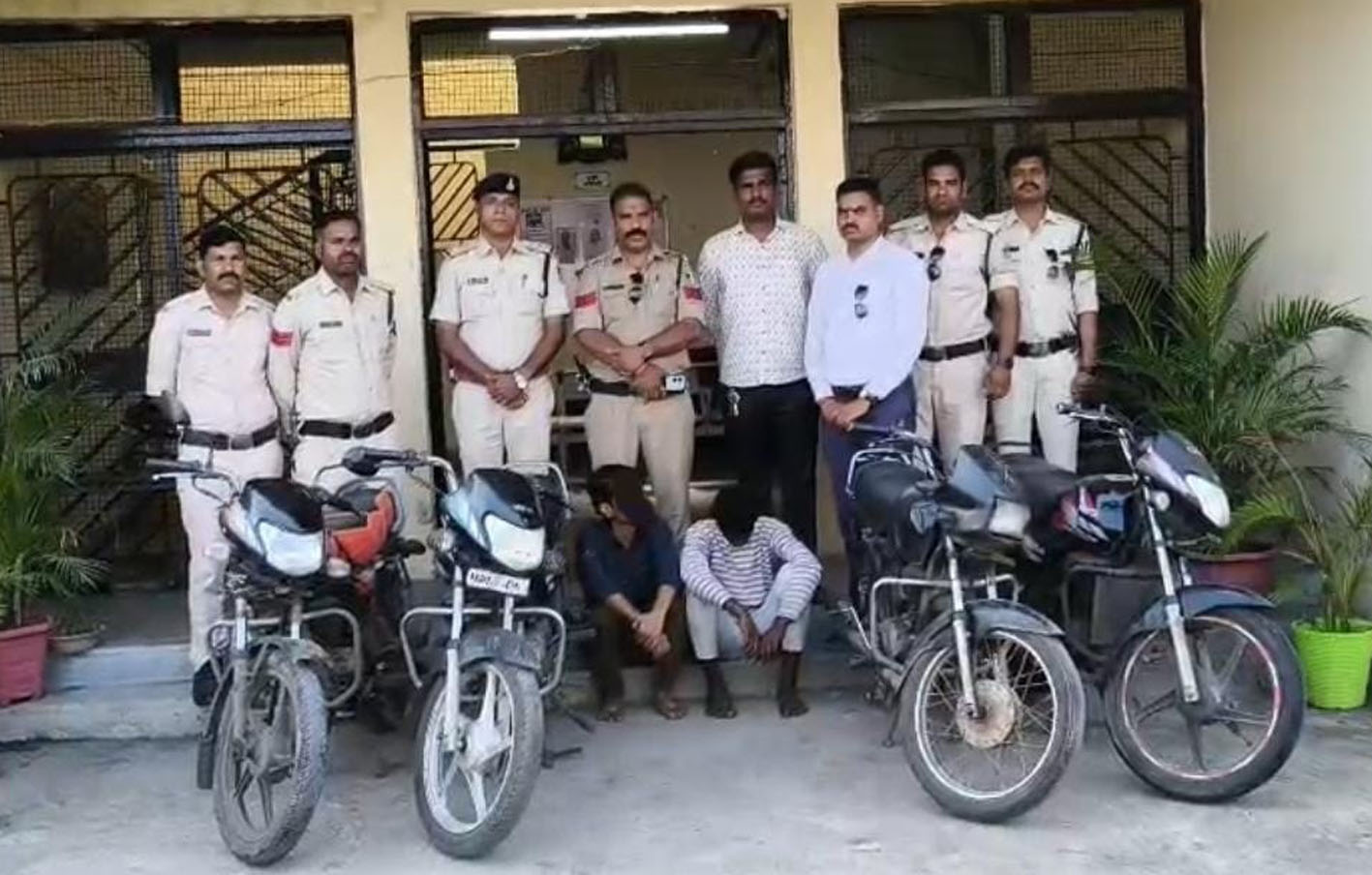 शौक पुरा करने के लिए चुराते थे बाइक, पुलिस ने आरोपियों को दबोचा शौक पुरा करने के लिए चुराते थे बाइक, पुलिस ने आरोपियों को दबोचा