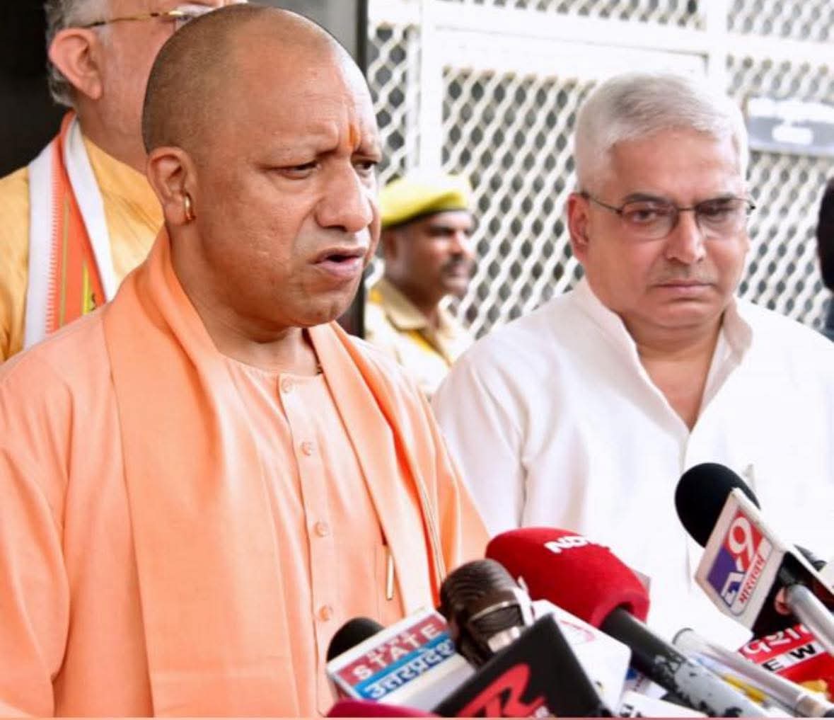 योगी आदित्यनाथ और राज्य मंत्री मयंकेश्वर शरण सिंह की फोटो