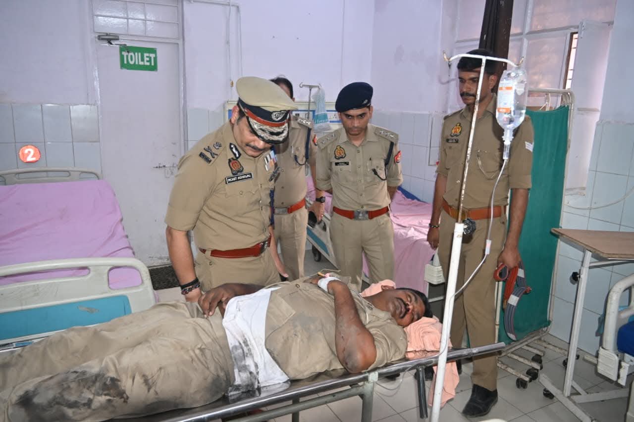 घायल दरोगा का हाल जानते सीपीअ