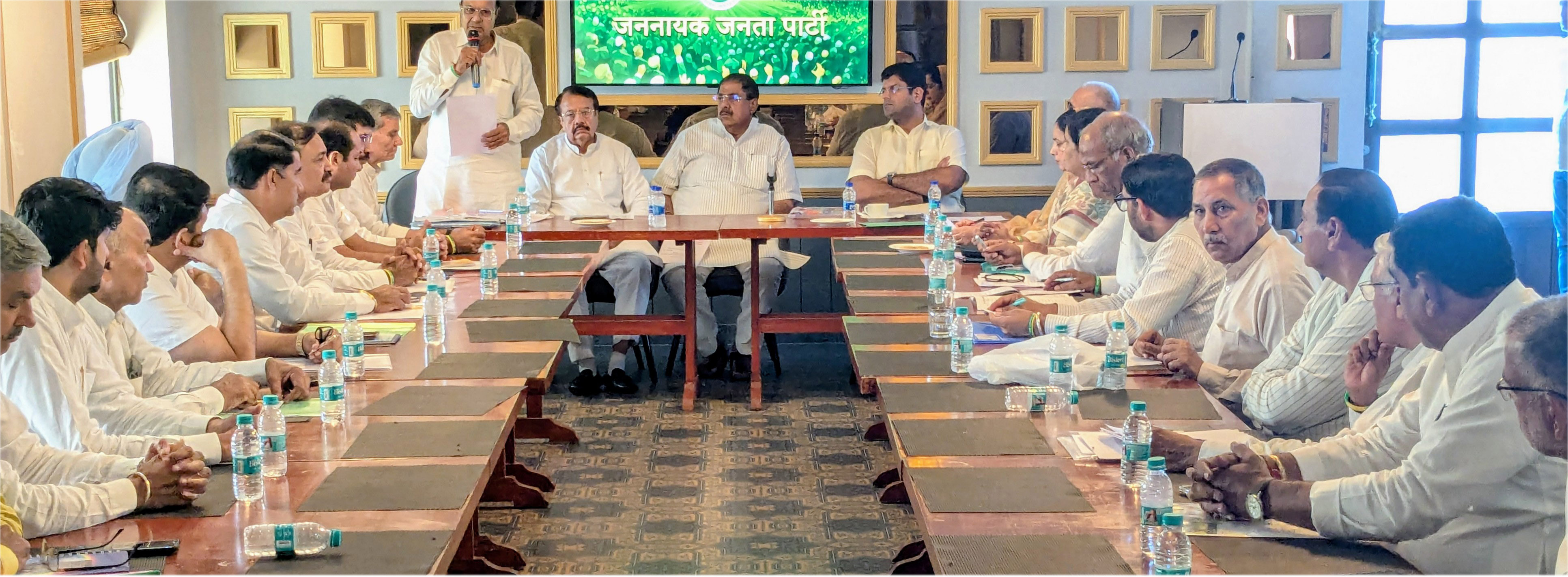 बैठक में मौजूद आजय चौटाला, पूर्व डिप्टी सीएम दुष्यंत चौटाला व अन्य पदाधिकारी।