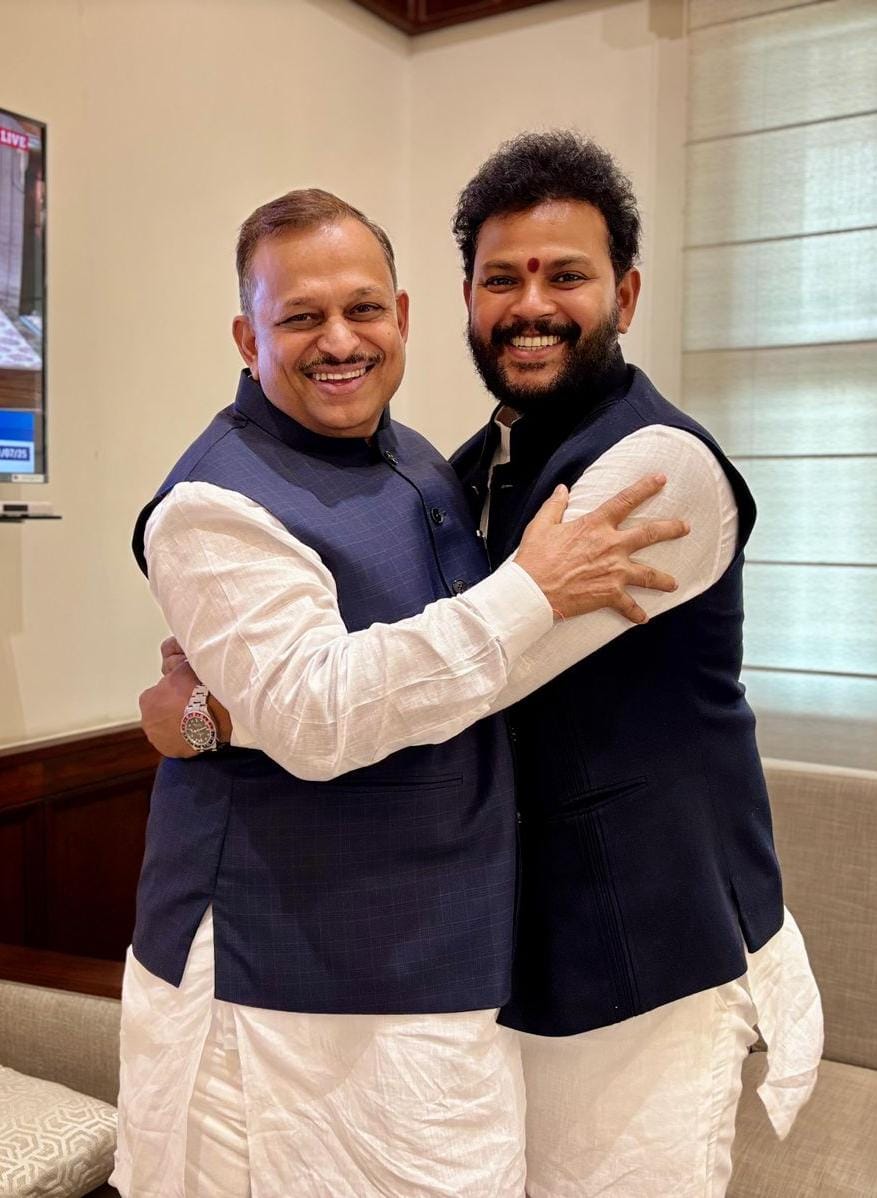 नागरिक उड्डयन मंत्री राम मोहन नायडू से मुलाकात करते कानपुर सांसद रमेश अवस्थी का छायाचित्र