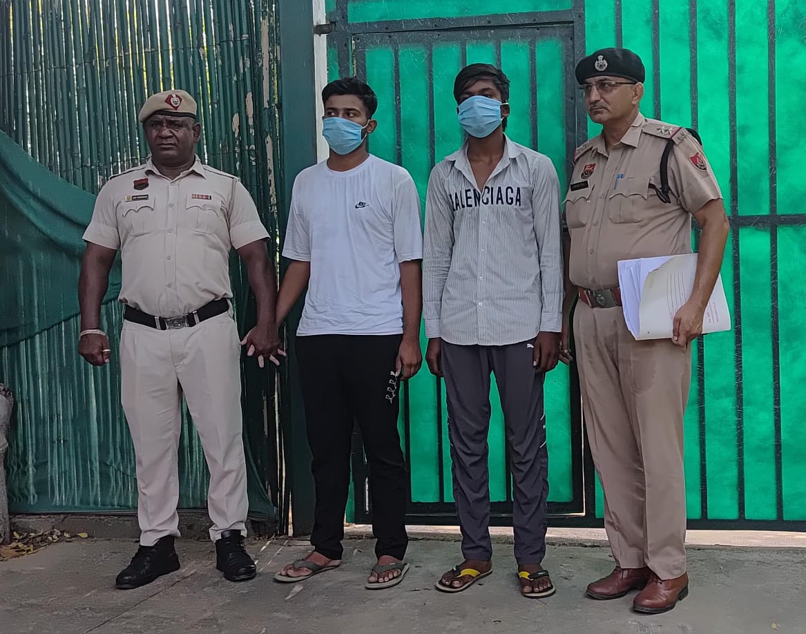 रंगदारी मांगने के आरोप में पकड़े गए दोनों युवक झज्जर पुलिस की हिरासत में।
