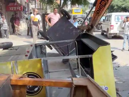 फरीदाबाद में तोडफ़ोड़ करती जेसीबी।