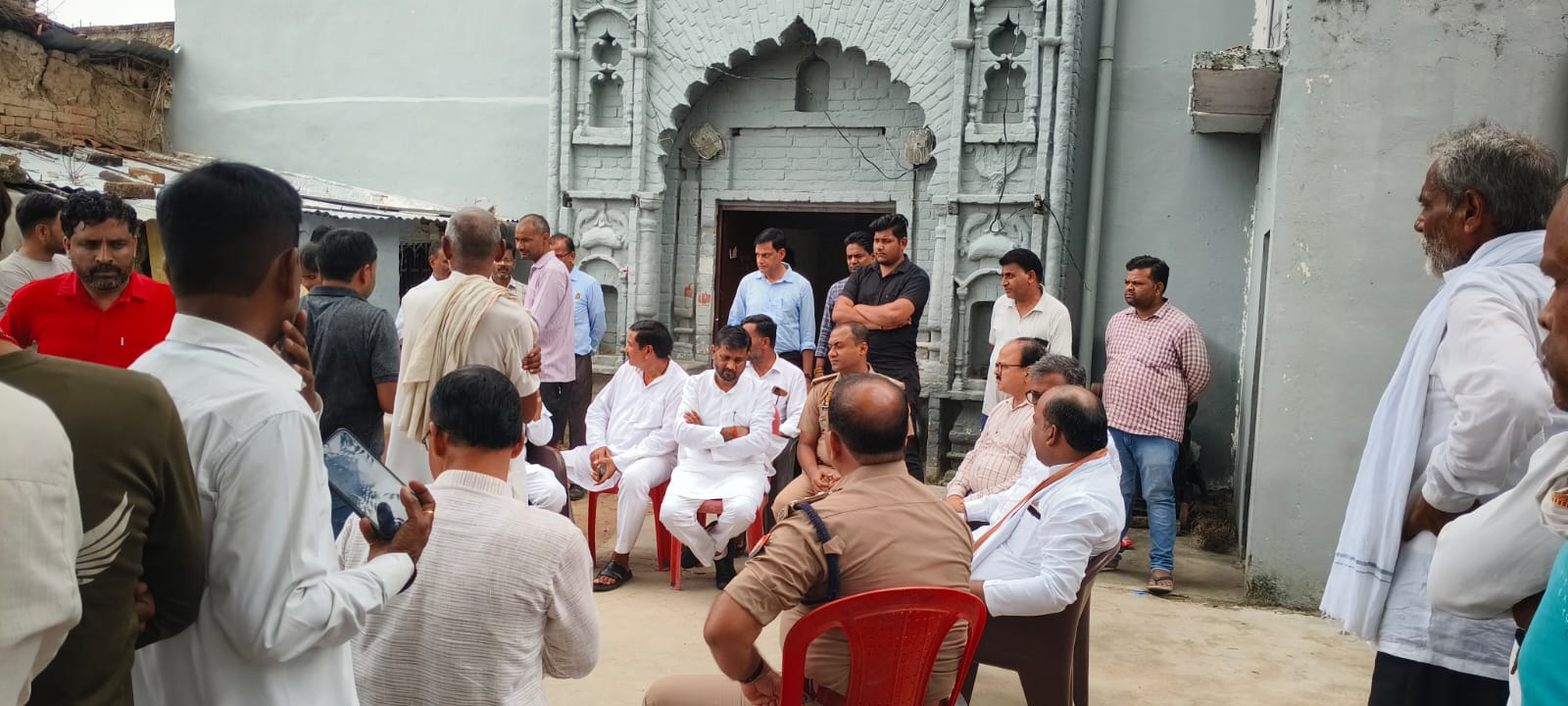 बंदी की हत्या में दोषियों पर रिपोर्ट दर्ज न होने से परिजन नहीं कर रहे शव का अंतिम संस्कार बंदी की हत्या में दोषियों पर रिपोर्ट दर्ज न होने से परिजन नहीं कर रहे शव का अंतिम संस्कार