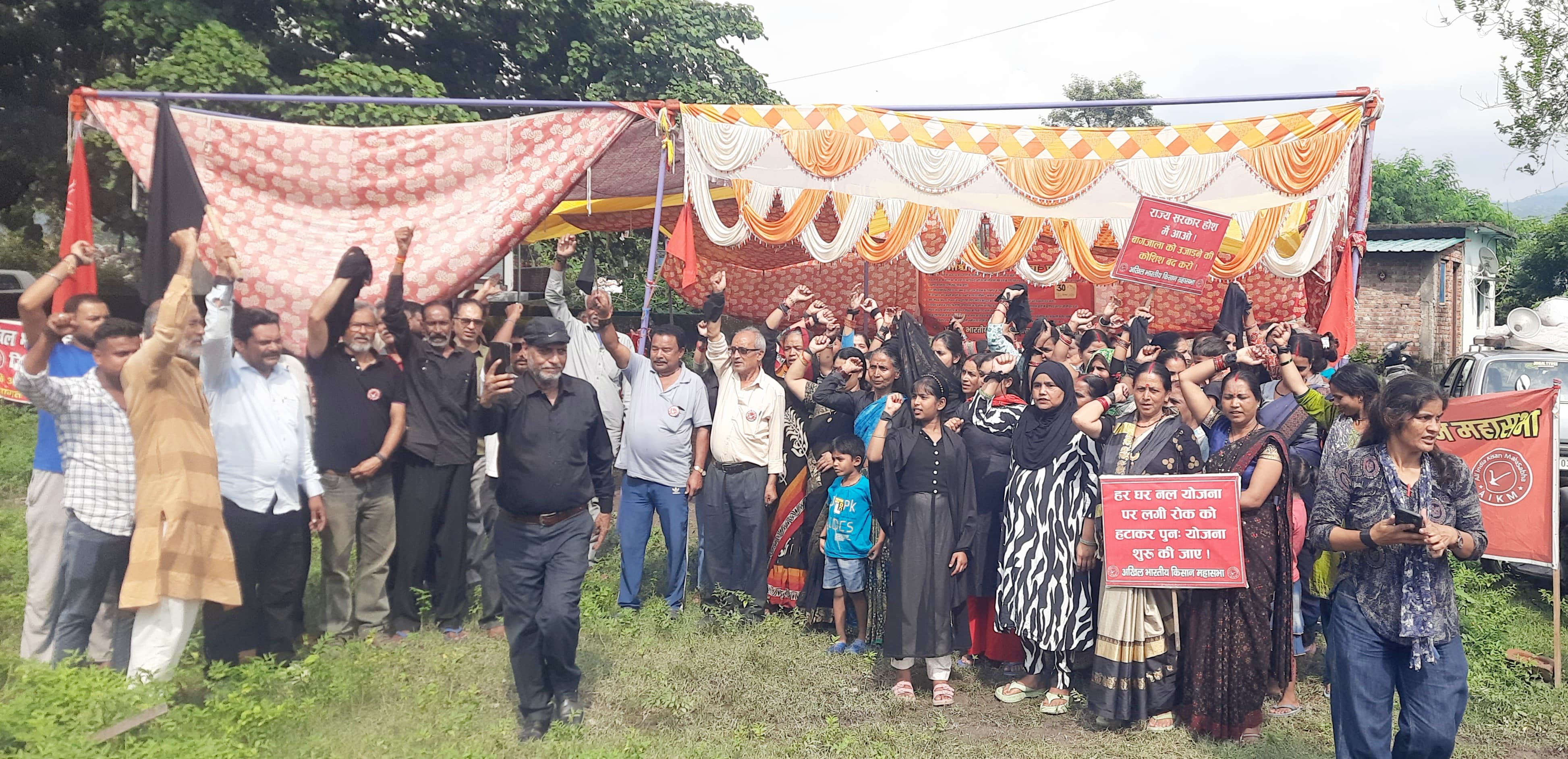 काली पट्टी, काले झंडों, काले वस्त्रों के साथ बागजाला वासियों का प्रदर्शन