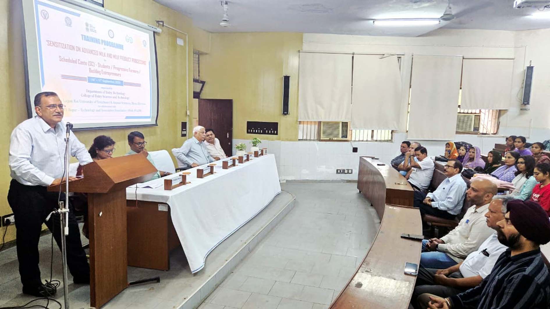 कार्यक्रम को संबोधित करते डॉ. नरेश जिंदल।