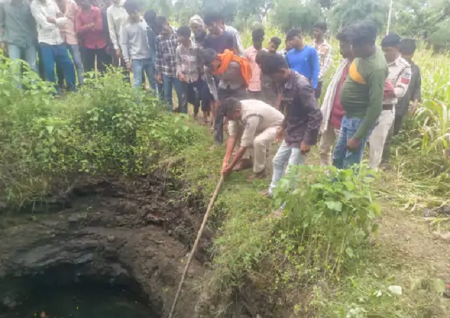 ग्रामीणों की मदद से दोनों बच्चों को बाहर निकाला गया,