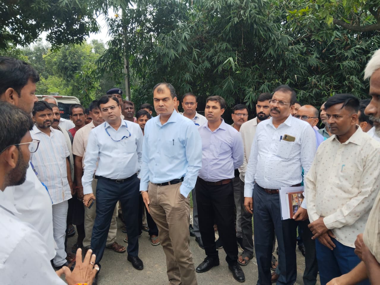 मतदाता से मिलते उप  निर्वाचान पदाधिकारी