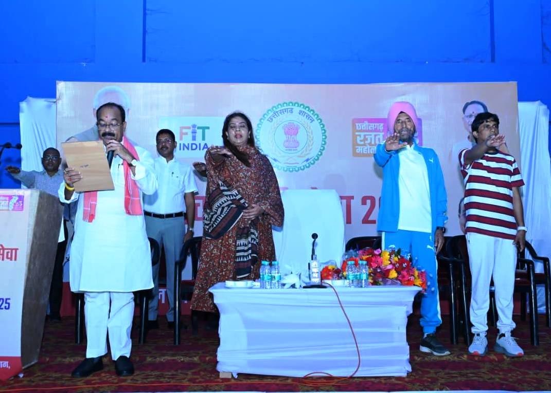 उप मुख्यमंत्री अरुण साव अधिकारियों -कर्मचारियों को स्वच्छता की शपथ दिलाते उप मुख्यमंत्री अरुण साव अधिकारियों -कर्मचारियों को स्वच्छता की शपथ दिलाते