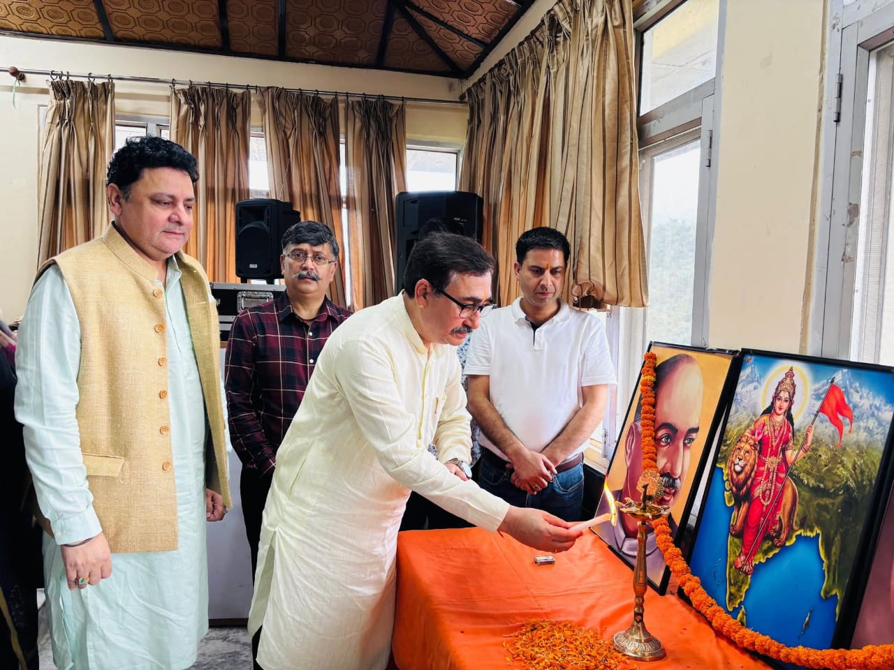 रक्तदान शिविर का शुभारंभ करते हुए भाजपा नेता विपिन परमार।