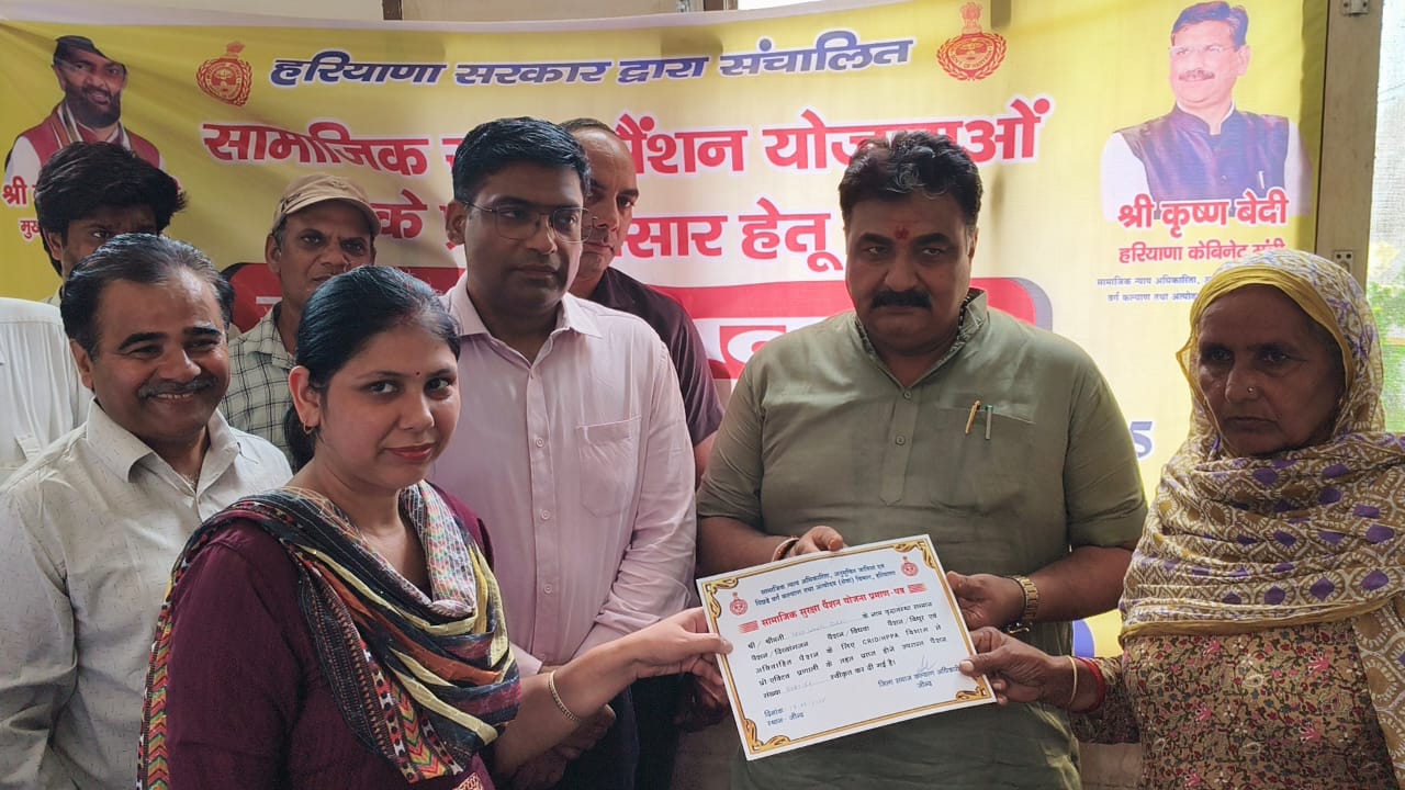 रक्तदाताओं को सम्मानित करते हुए डिप्टी स्पीकर। रक्तदाताओं को सम्मानित करते हुए डिप्टी स्पीकर।