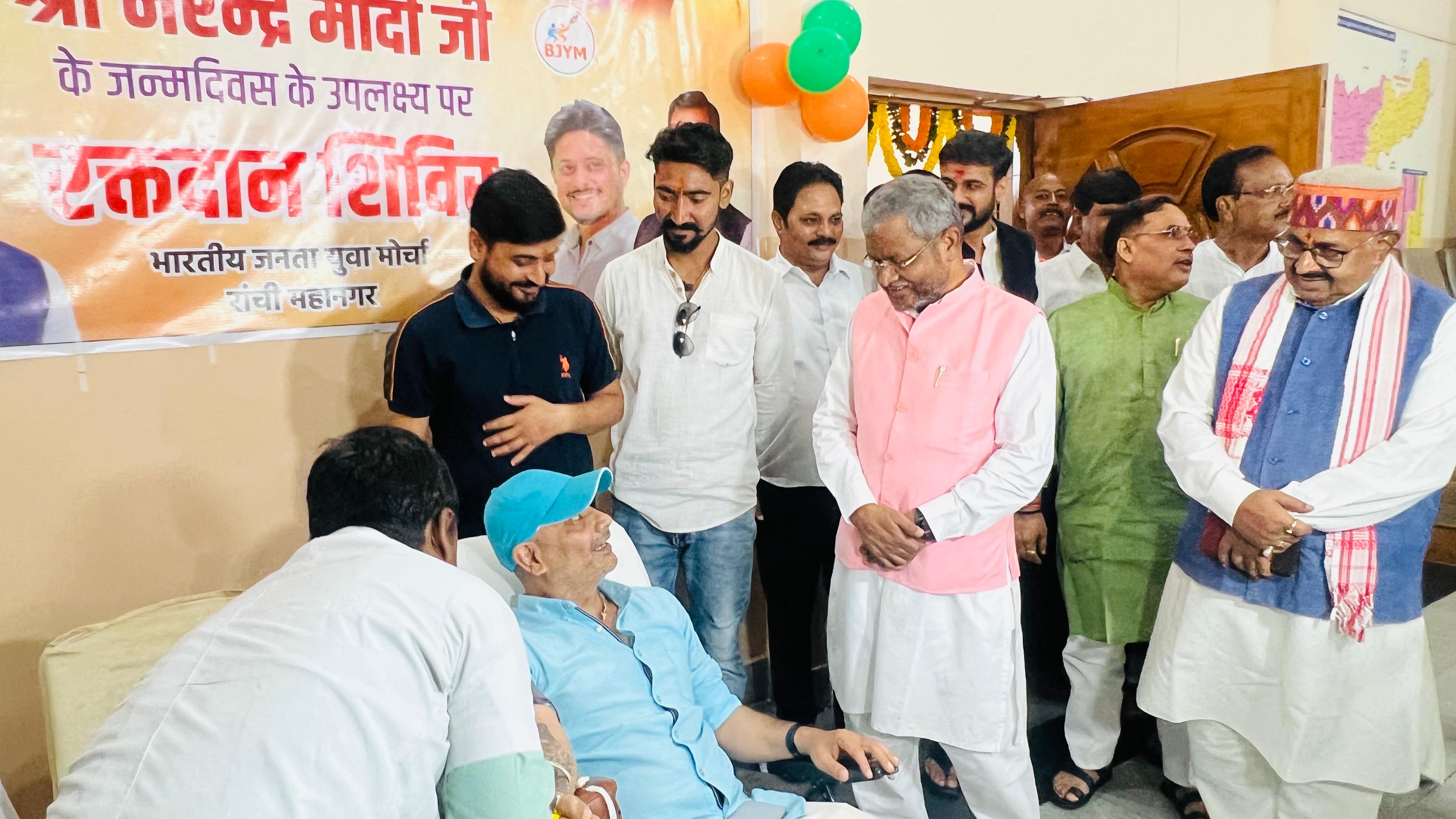 रक्तदान करते हुए भाजपा कार्यकर्ता रक्तदान करते हुए भाजपा कार्यकर्ता