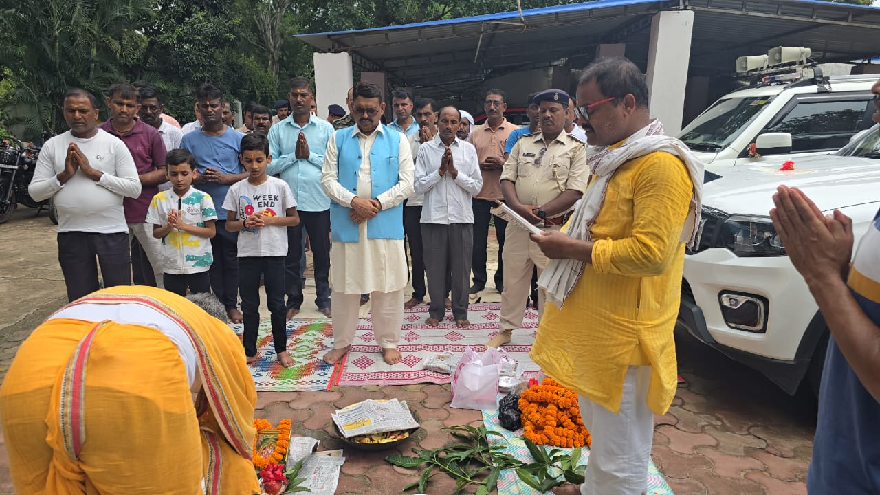 पूजा में शामिल डीआईजी सहित अन्य