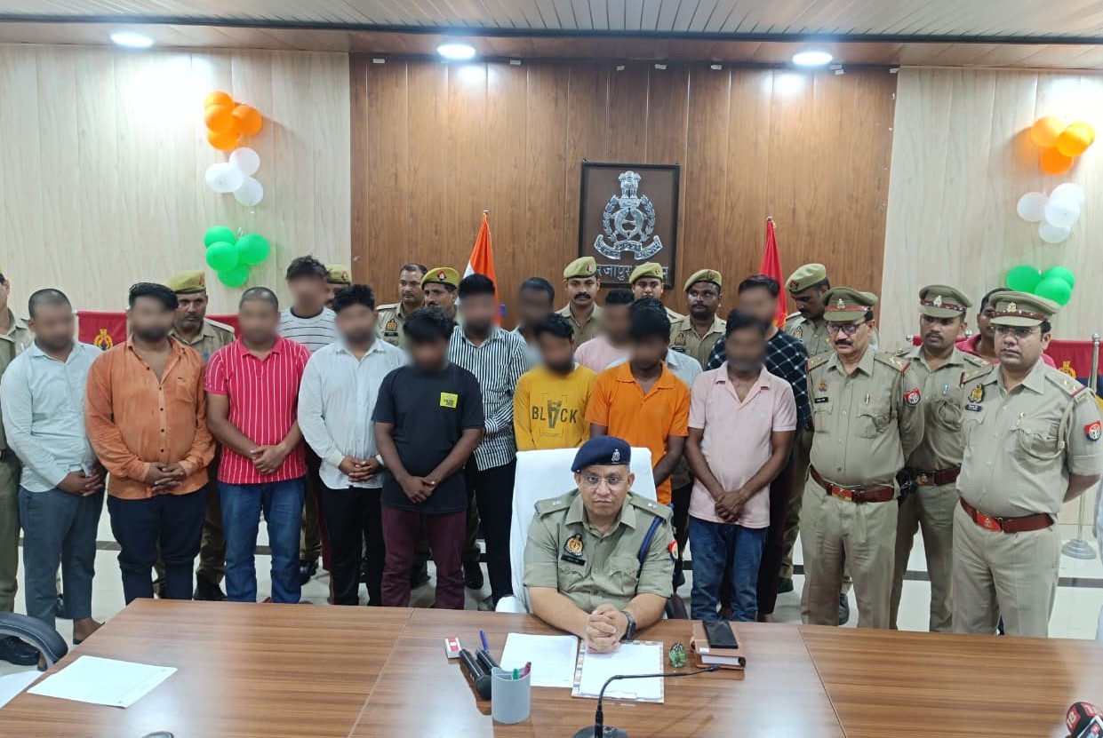 नौकरी देने का झांसा देकर ठगी करने वाले गिरोह के गिरफ्तार 14 सदस्य व अपर पुलिस अधीक्षक रितेश सिंह।
