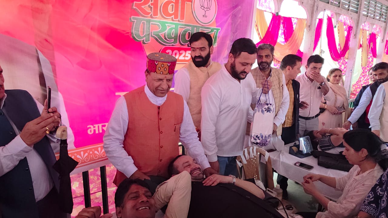 राजीव बिन्दल रक्तदान शिविर का शुभारंभ करते हुए