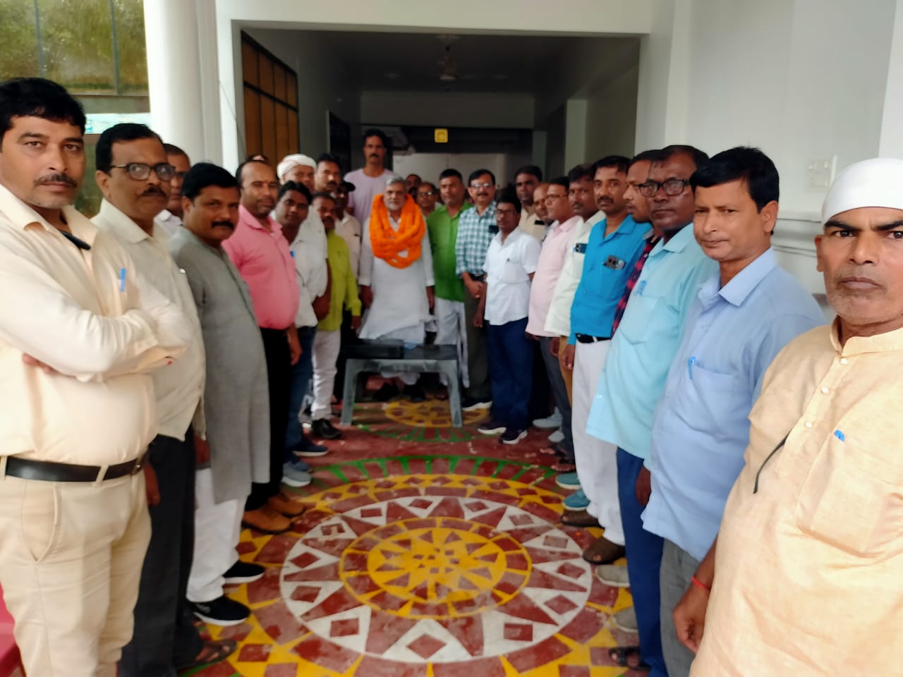 जनपद के शिक्षामित्रों ने  एमएलसी देवेंद्र प्रताप सिंह  का सम्मान व आभार प्रकटकर ज्ञापन सौंपा*