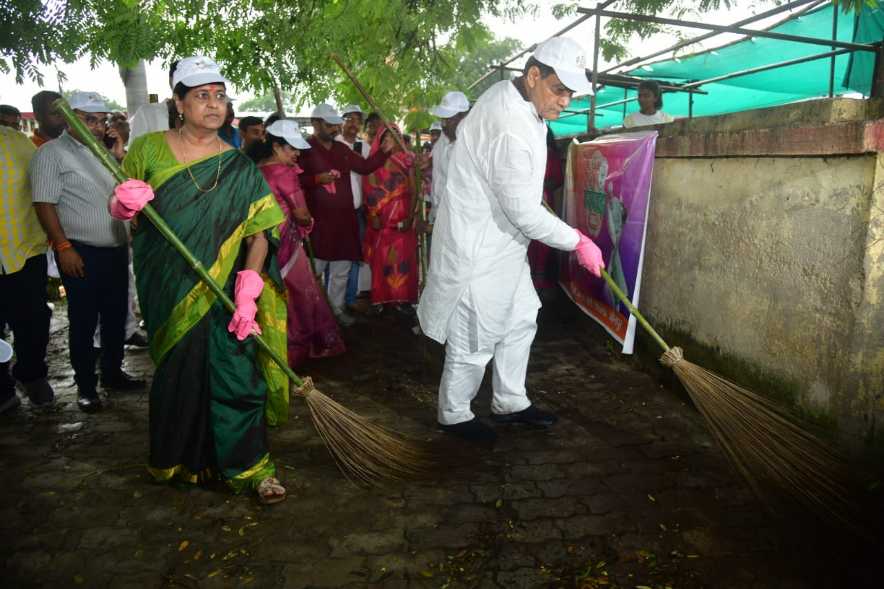 झाड़ू लगाकर पखवाड़े की शुरुआत करते हुए प्रभारी मंत्री ए के शर्मा