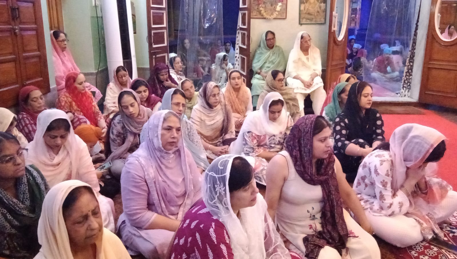 गुरुद्वारे में एकत्रित संगत