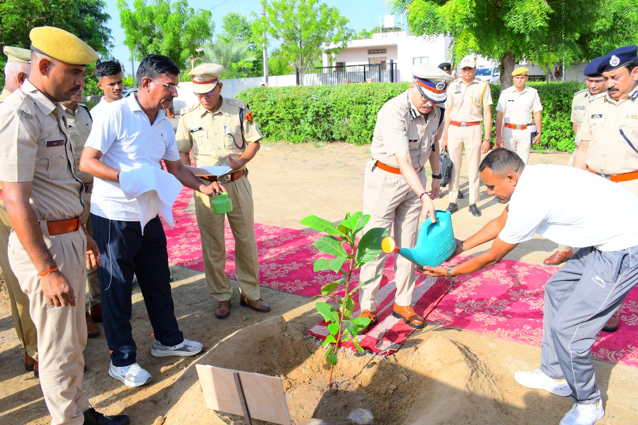 अंतरराष्ट्रीय सीमा क्षेत्र में डीजीपी का दौरा : पुलिस और बीएसएफ का बढ़ा मनोबल अंतरराष्ट्रीय सीमा क्षेत्र में डीजीपी का दौरा : पुलिस और बीएसएफ का बढ़ा मनोबल
