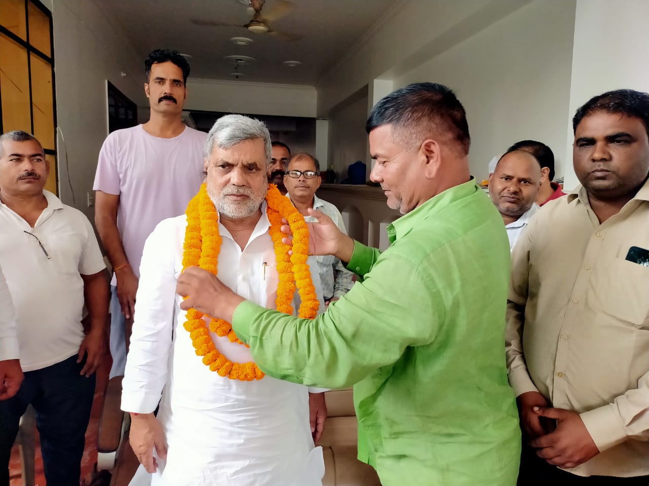 जनपद के शिक्षामित्रों ने  एमएलसी देवेंद्र प्रताप सिंह  का सम्मान व आभार प्रकटकर ज्ञापन सौंपा*