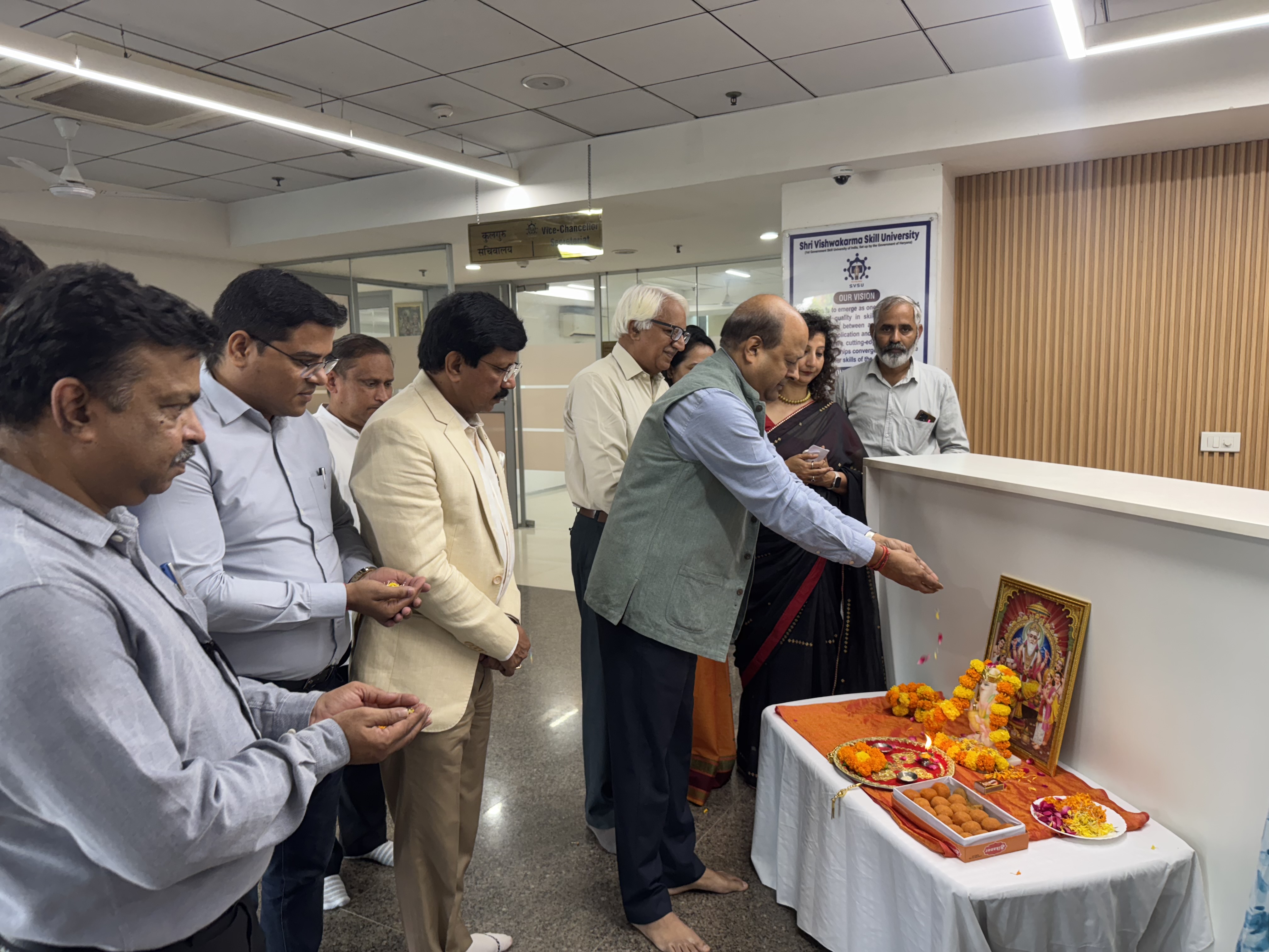 भगवान श्री विश्वकर्मा जी की प्रतिमा पर पुष्पार्चन करते कुलगुरु प्रोफेसर दिनेश कुमार व अन्य अधिकारी।