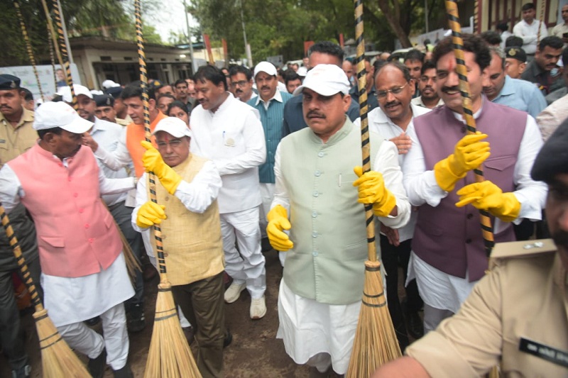 मुख्यमंत्री डॉ. मोहन यादव ने जनप्रतिनिधियों के साथ स्वच्छता के लिए श्रमदान किया।