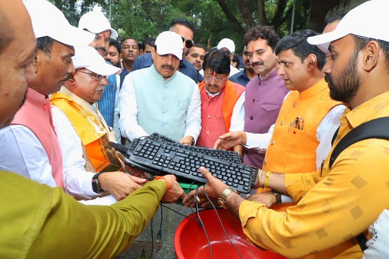 मुख्यमंत्री डॉ. मोहन यादव ने जनप्रतिनिधियों के साथ स्वच्छता के लिए श्रमदान किया।