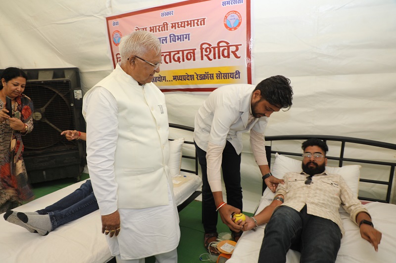 राज्यपाल मंगुभाई पटेल ने राजभवन में रक्तदान और स्वास्थ्य शिविर का लिया जायजा