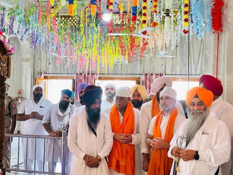 पंजाब दाैरे के दाैरान राहुल गांधी काे सिराेपा भेंट करते गुरुद्वारा साहिब के प्रतिनिधि (फाइल फाेटाे)