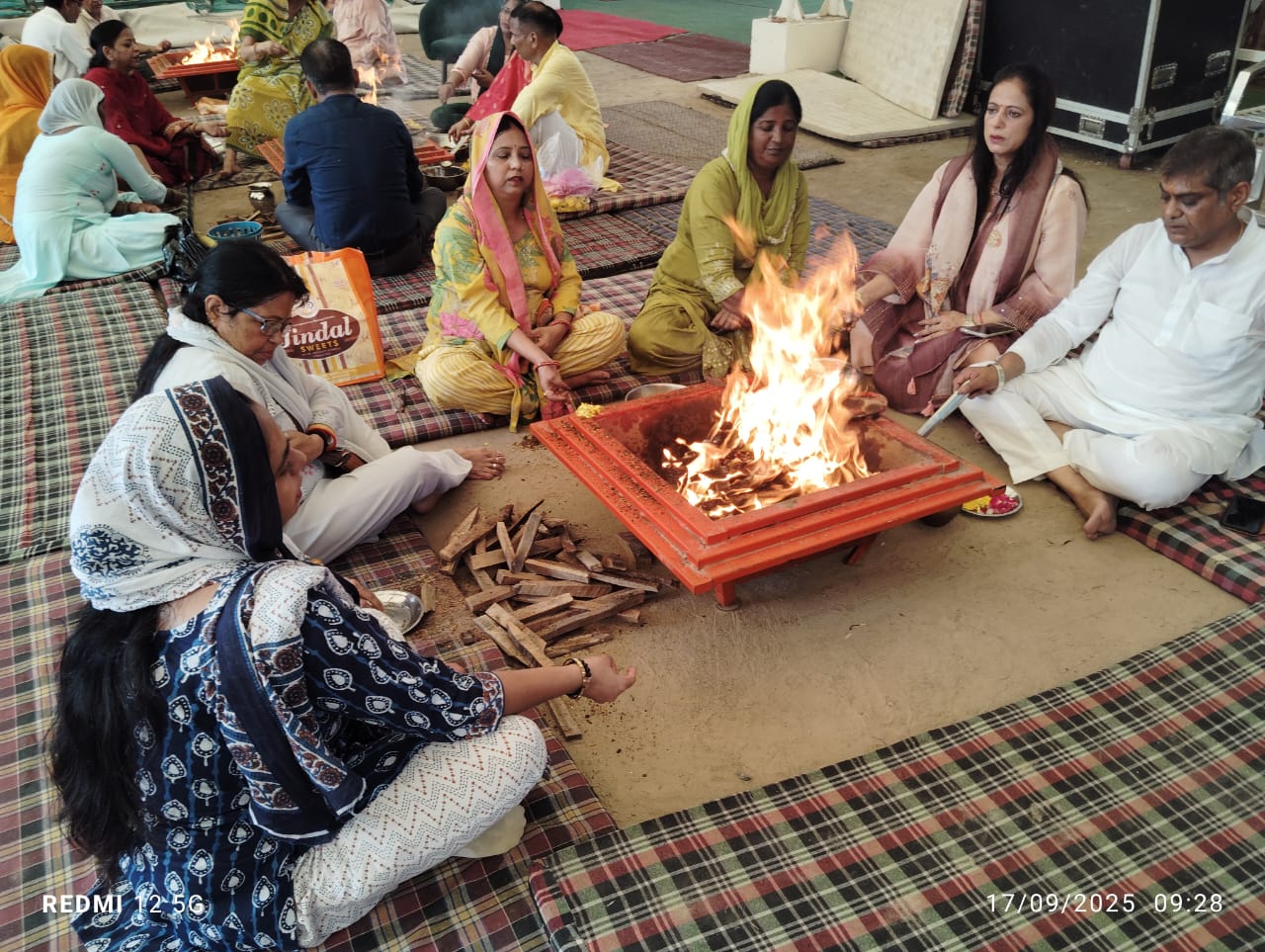 प्रधानमंत्री के जन्मदिन पर आयोजित हवन यज्ञ में आहुति डालते भाजपा कार्यकर्ता।