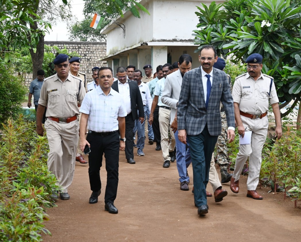 जांजगीर चांपा : प्रधान जिला न्यायाधीश, कलेक्टर व पुलिस अधीक्षक ने किया जिला जेल का निरीक्षण