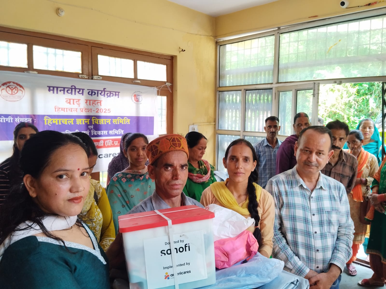 कोटली में आपदा प्रभावितों को राहत सामग्री बांटते हुए ज्ञान विज्ञान समिति के कार्यकर्ता।