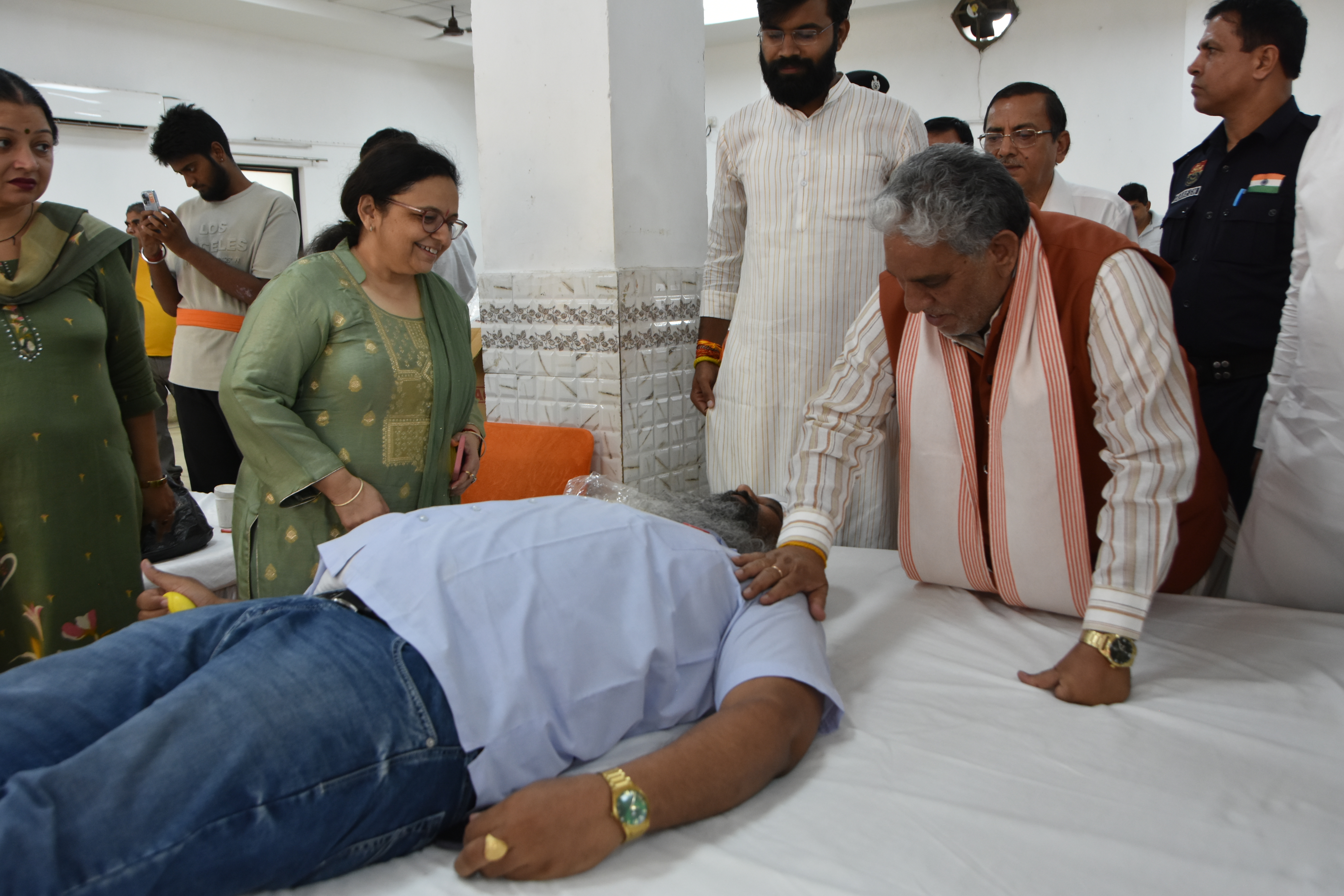 नरेंद्र मोदी के जन्म दिवस पर रक्तदाता को बेज लगाते पंचायत एवं खनन मंत्री कृष्ण लाल पंवार