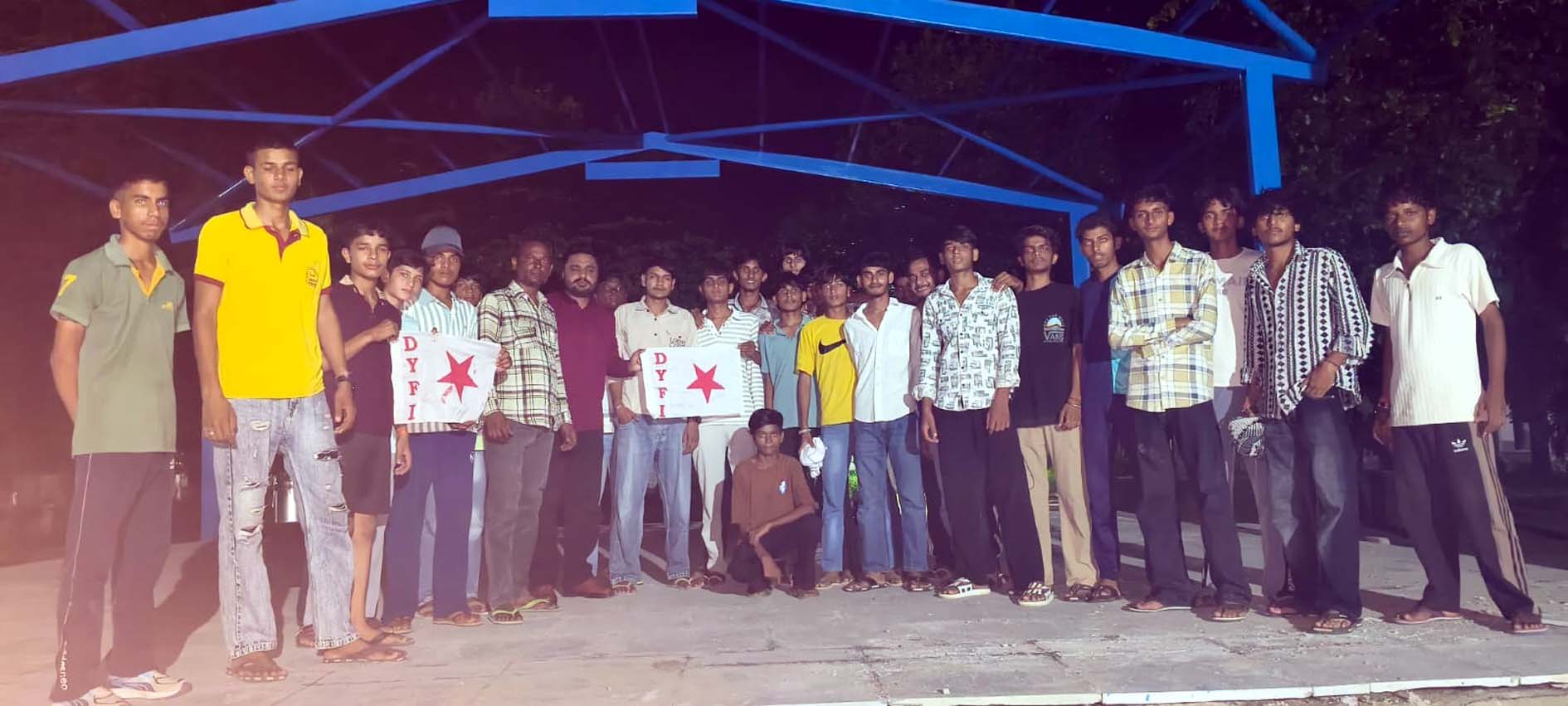 जनवादी नौजवान सभा के यूनिट स्तरीय सम्मेलन में उपस्थित सभा के सदस्य।