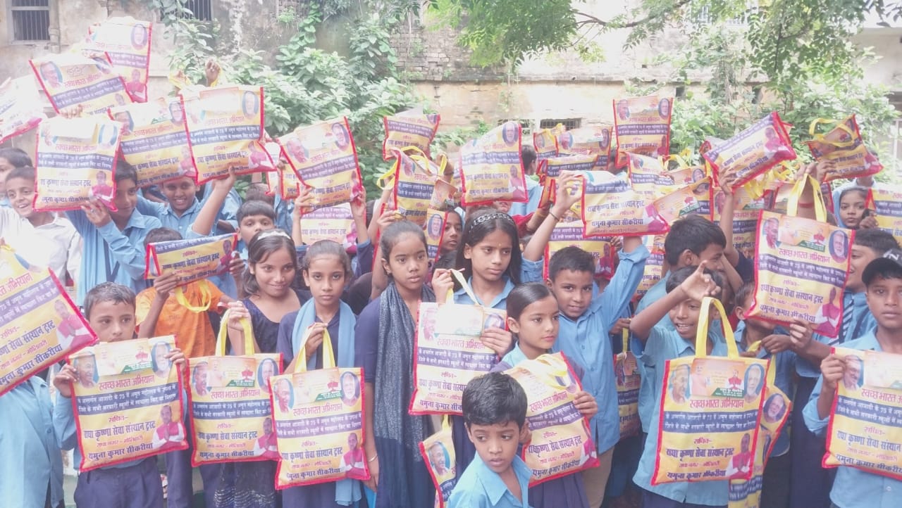 पीएम के जन्मदिन पर स्वच्छता किट बांटते भाजपा नेता