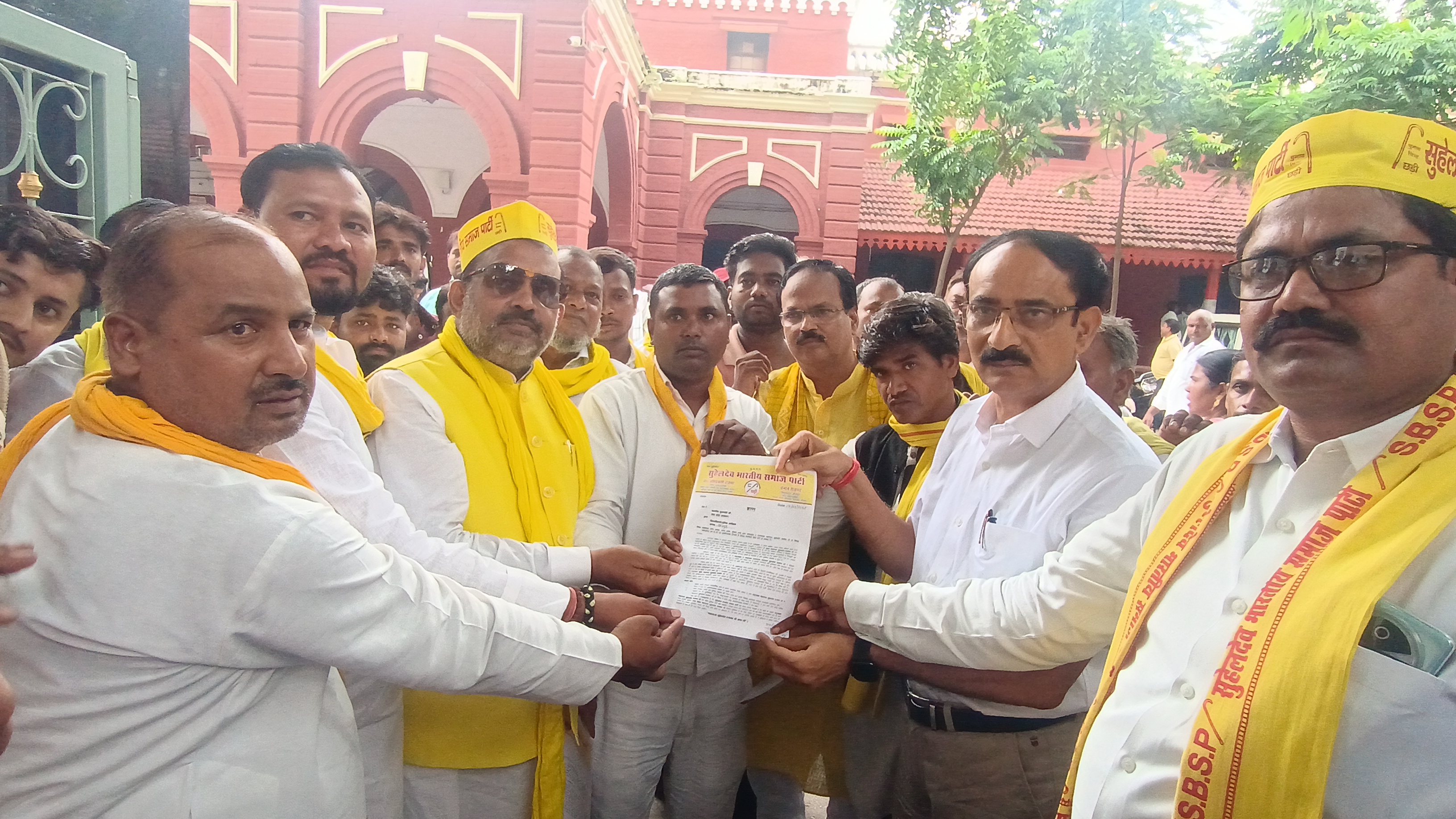 सभासपा के लोग सिटी मजिस्ट्रेट इंद्र नंदन सिंह को ज्ञापन सौंपते हुए