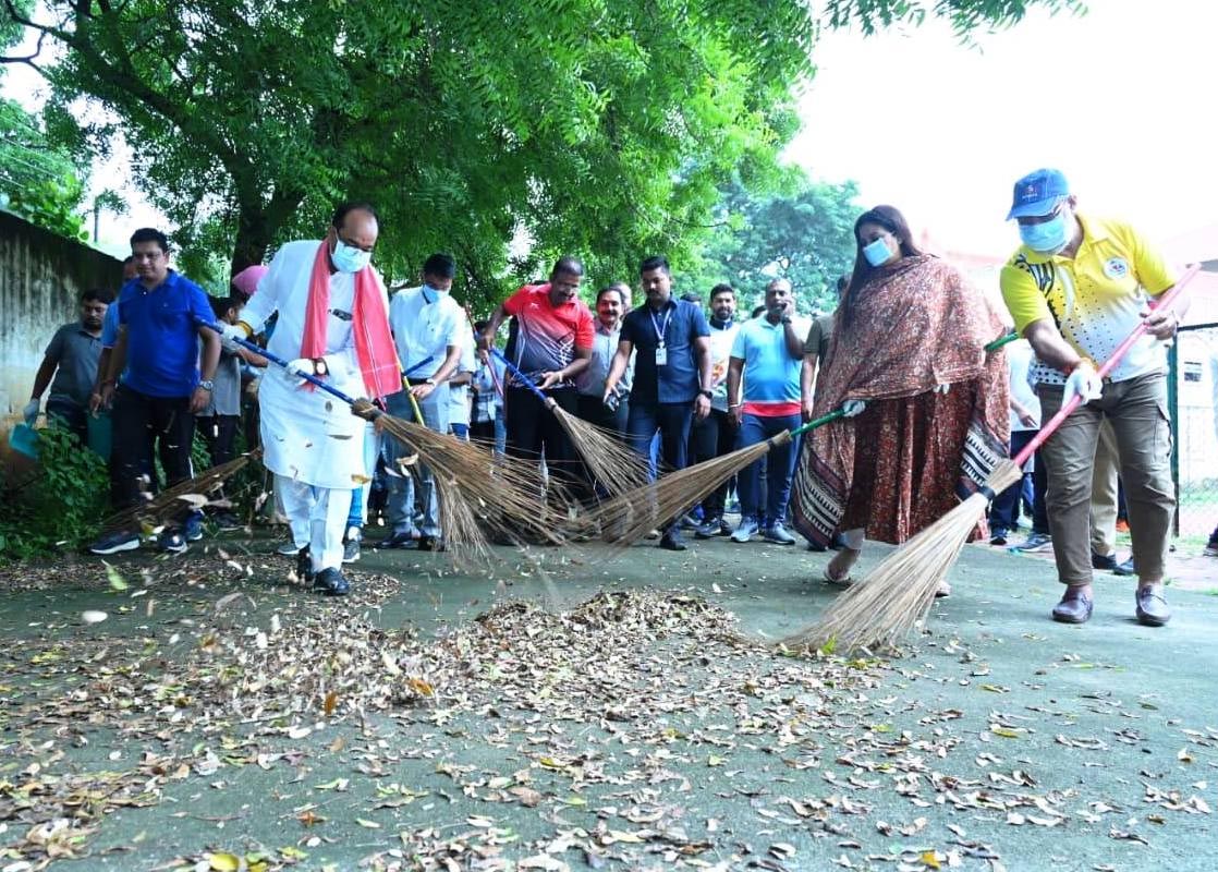 उप मुख्यमंत्री अरुण साव कोटा स्टेडियम प्रांगण में झाड़ू लगाते हुए उप मुख्यमंत्री अरुण साव कोटा स्टेडियम प्रांगण में झाड़ू लगाते हुए