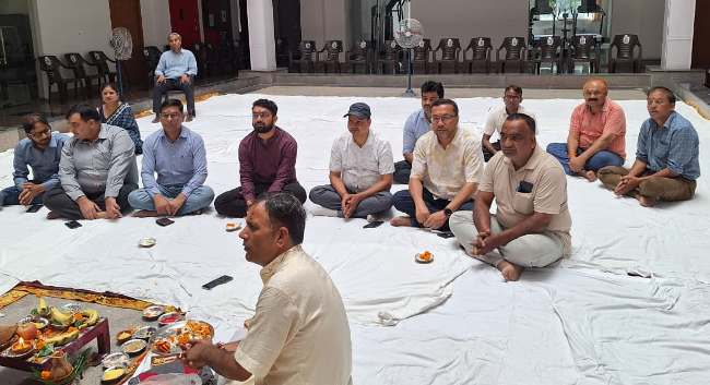 विश्वकर्मा पूजन करते अधिकारी।