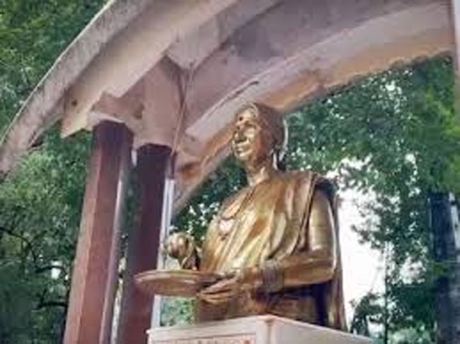 फोटो: शिवाजी पार्क में स्थित स्वर्गीय मीनाताई ठाकरे की प्रतिमा फोटो: शिवाजी पार्क में स्थित स्वर्गीय मीनाताई ठाकरे की प्रतिमा