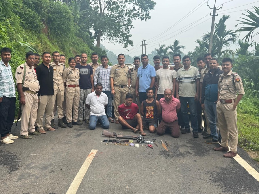 गुवाहाटीः सोनापुर और जोराबाट पुलिस की संयुक्त कार्रवाई में गिरफ्तार डकैत
